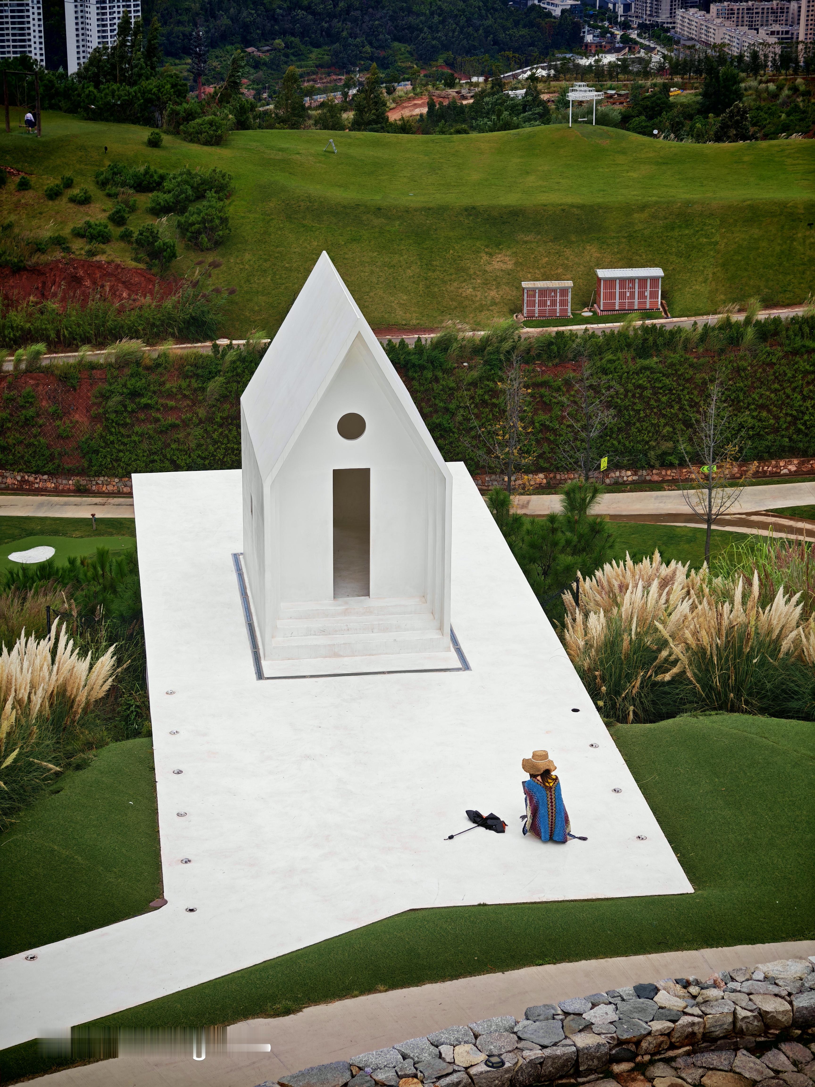 大理云想山，可以俯瞰洱海悬崖礼堂拍照也很出片浓浓的孤独感