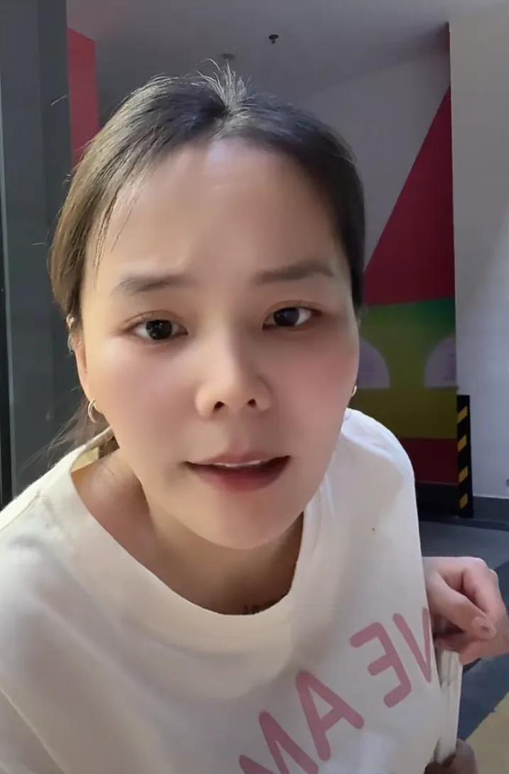 熊磊昨天晚上居然说，自己根本就看不上郭威！昨晚十一点多，小熊还在店门口直播！