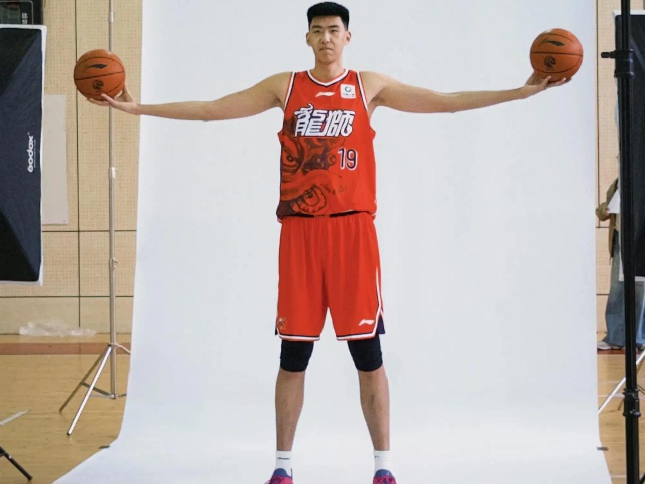 CBA最新消息：据知名篮球自媒体人麦穗丰发文写道：“徐昕今晚独得17分10篮板1