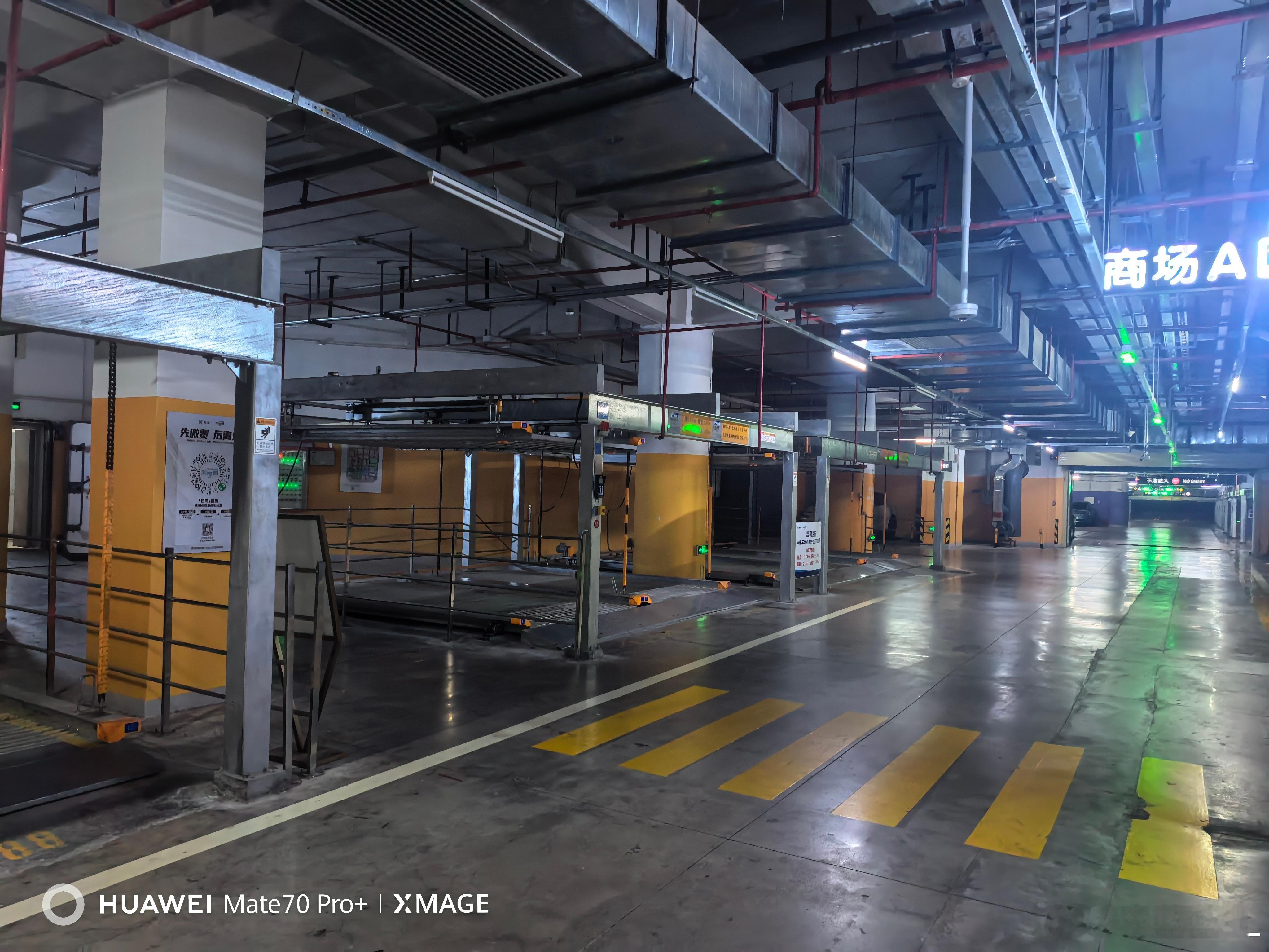 商场的立体机械车位，90%的新能源车型都没办法停。限宽1米9。限重2.35吨。