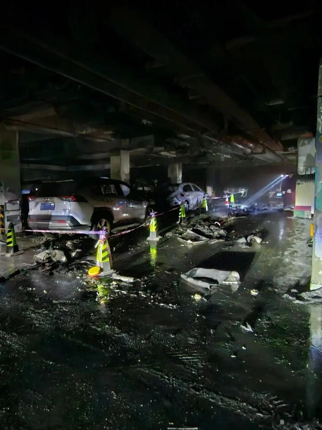 山东济南恒大城地下车库因为电车充电着火，当然已经扑灭了，接下来的问题是到底该怎么