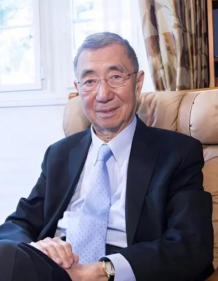 美籍华裔科学家丁肇中，在诺贝尔物理学奖的领奖台上突然被告知不得用中文，没想到被丁