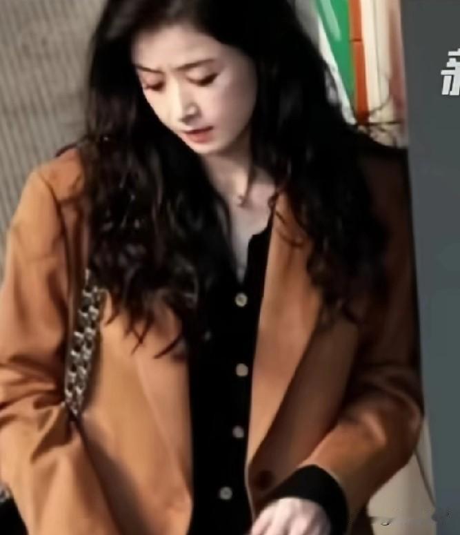43岁蒋欣路透图美上热搜，转头她就把自己给“骂”了！别人家的女星遇到绝美路透