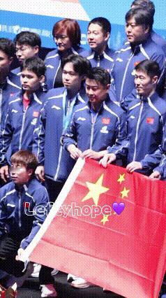 王楚钦拿了金牌，拍完大合照后，快速退出中心区域，然后左顾右盼在找人。找的是牛