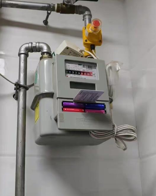 4月27日报道，陕西渭南，一名男子平时正常充值用气，燃气公司也会按时上门检查。不