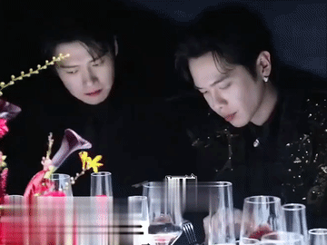 魏大勋的脸也太小了，张若昀和他坐在一起脸显得好大，虽然张若昀的五官更立体精致，但