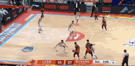 山东高速当家控卫高诗岩的喂饼能力真是太出色了！在今天山东高速主场迎战四川丰谷酒业