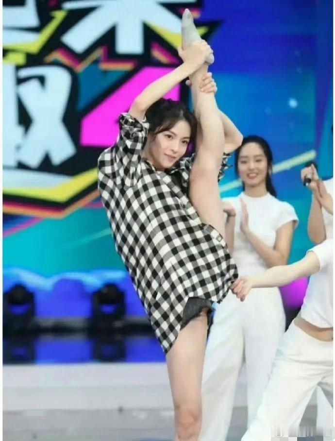 钟楚曦节目一字马，很需要功底的啊！​​​