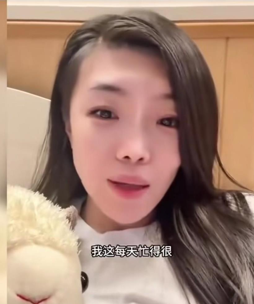 张伯鑫他老婆浑身上下就嘴最硬。整天在网上胡说八道，账号不能直播了，还不承认被封杀
