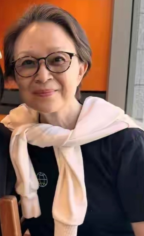 有网友近日在美国旧金山一家咖啡店偶遇刘莉莉了。这67岁的状态也不算年轻了，就是一