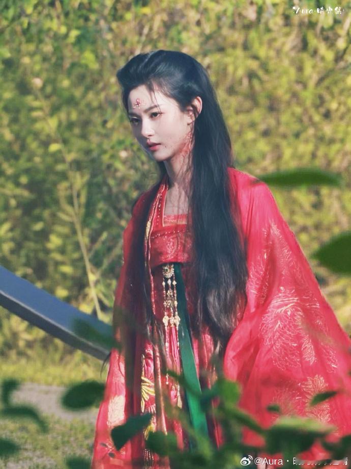 于正发的赵晴男装赵晴这可塑性太绝了！男装完全认不出来，帅气又干净。看她一路努力