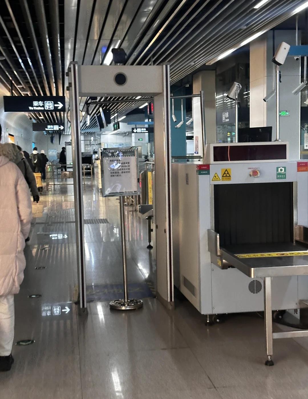 青岛地铁这是揍啥早上路上有雪不敢开车，心想着坐地铁也挺快，啥时候家门口安检口都