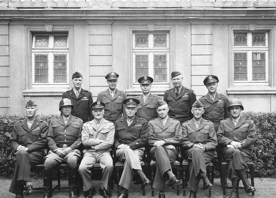 1945年5月11日，德国巴德维尔廷根第十二集团军司令部。美军高级将领的一张合照