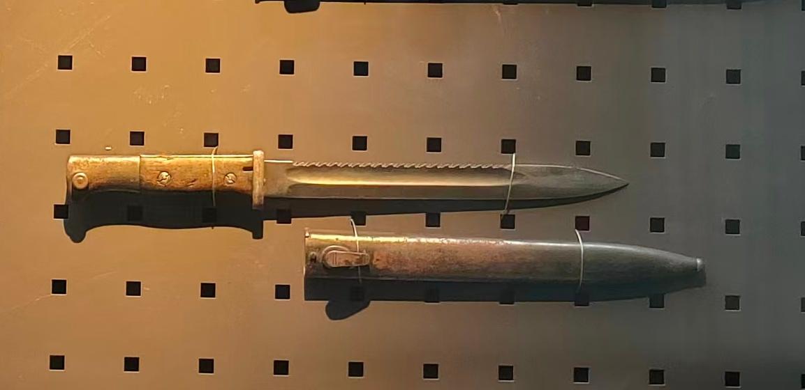 这就是曾让一战协约国忌惮不已的德军背齿刺刀。协约国极大的宣传背齿刺刀的恐怖。为了