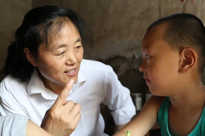 落聘的秦老师垂头丧气的坐在办公室里，几个同事不停的安慰他，但明显效果不大。他去