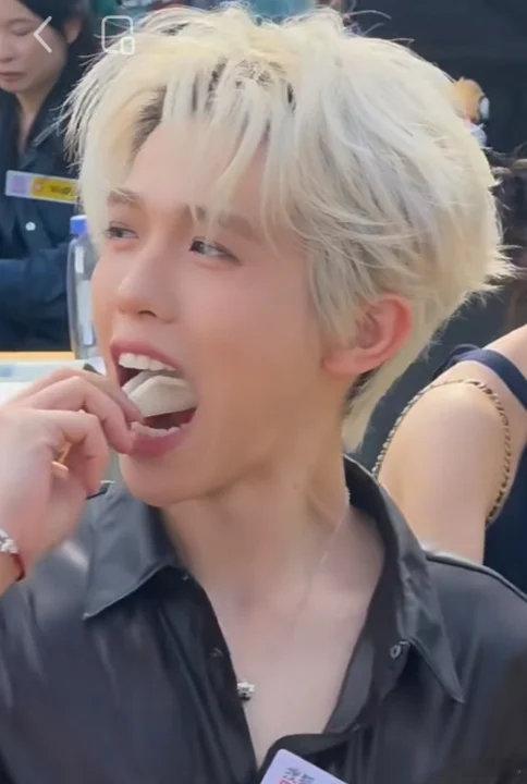 李昊偷吃李昊就这样明目张胆的偷吃李昊好可爱啊，就这样明目张胆的偷吃​​​