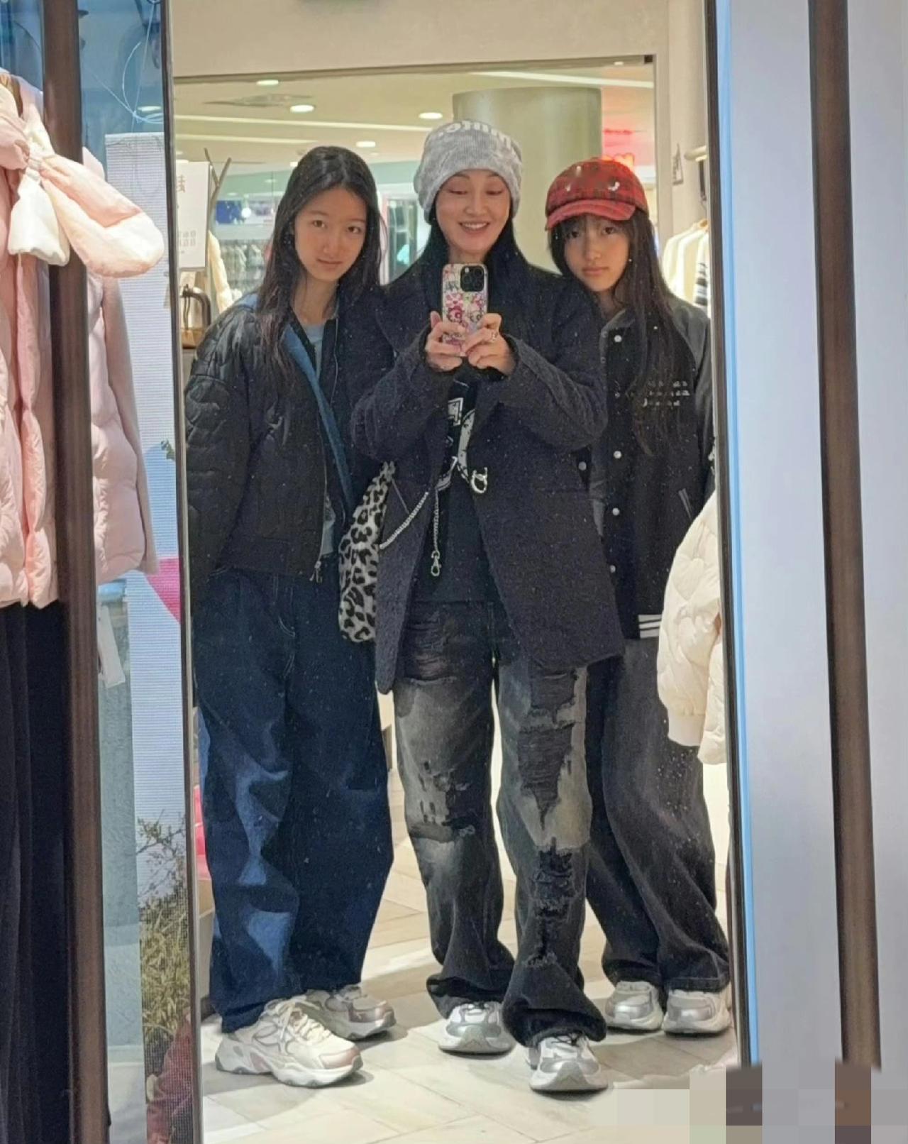 赵子琪的两个女儿如今已亭亭玉立，大女儿火星今年14岁，小女儿木星13岁。姐妹俩眉