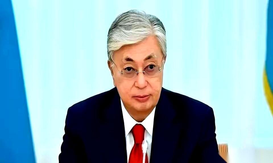 哈萨克斯坦的石油，有个毛病。家门口就是全世界最大的买家——中国，但它偏要把八成的