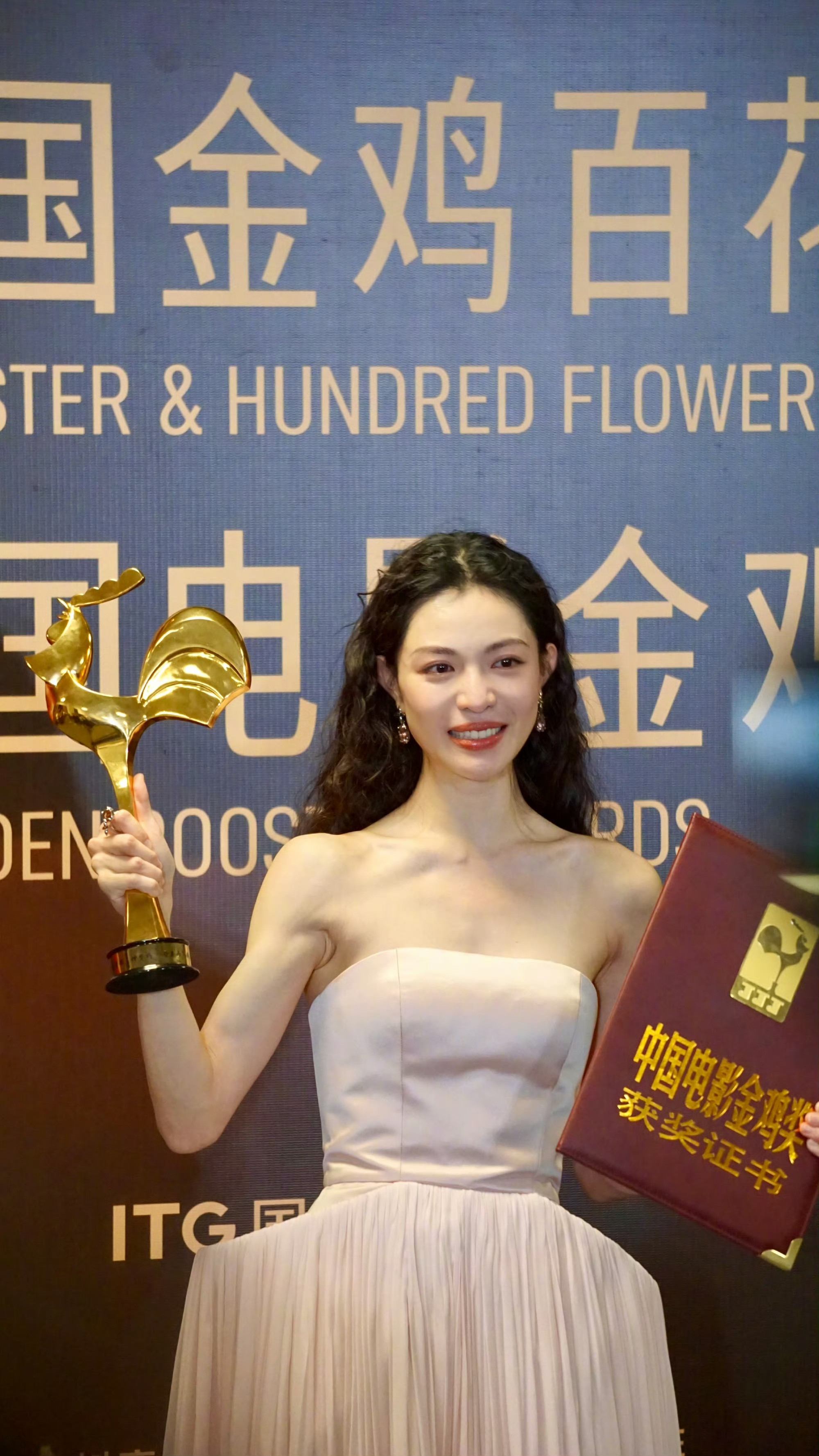 钟楚曦哭了！下次终于可以大大方方站中间了！这姐妹儿终于扬眉吐气了！钟楚曦终于