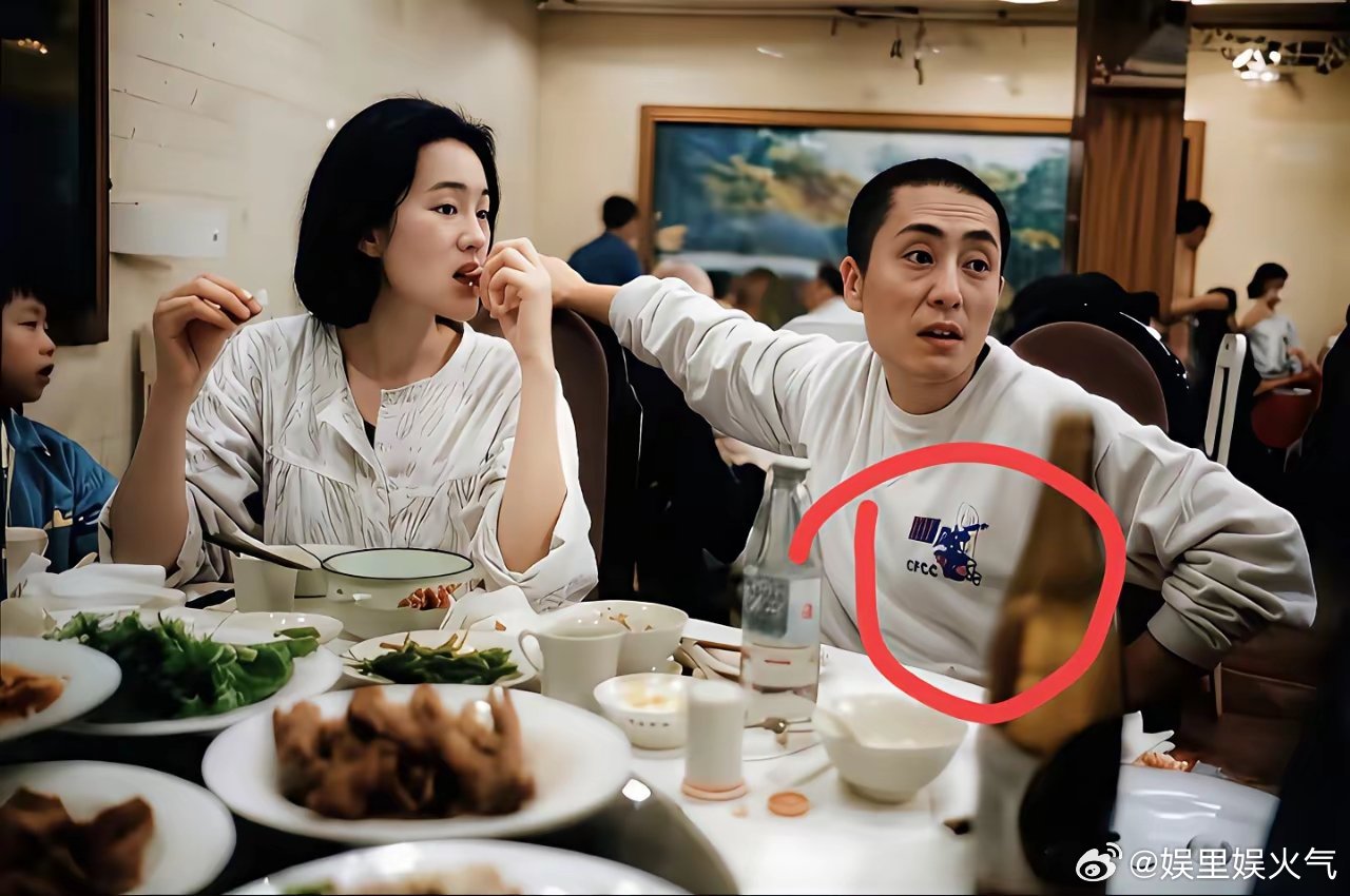 这张照片有些年头了，当年的巩俐还只有28岁，青春年少，坐在她右边的是张艺谋导演，