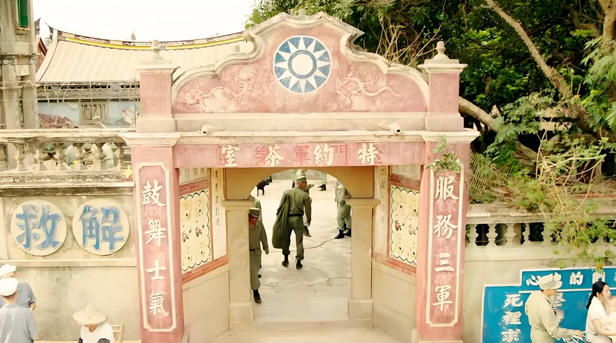 1949年国民党六十万溃兵退守台湾。当时国民党军方明确规定现役军人不得结婚，那