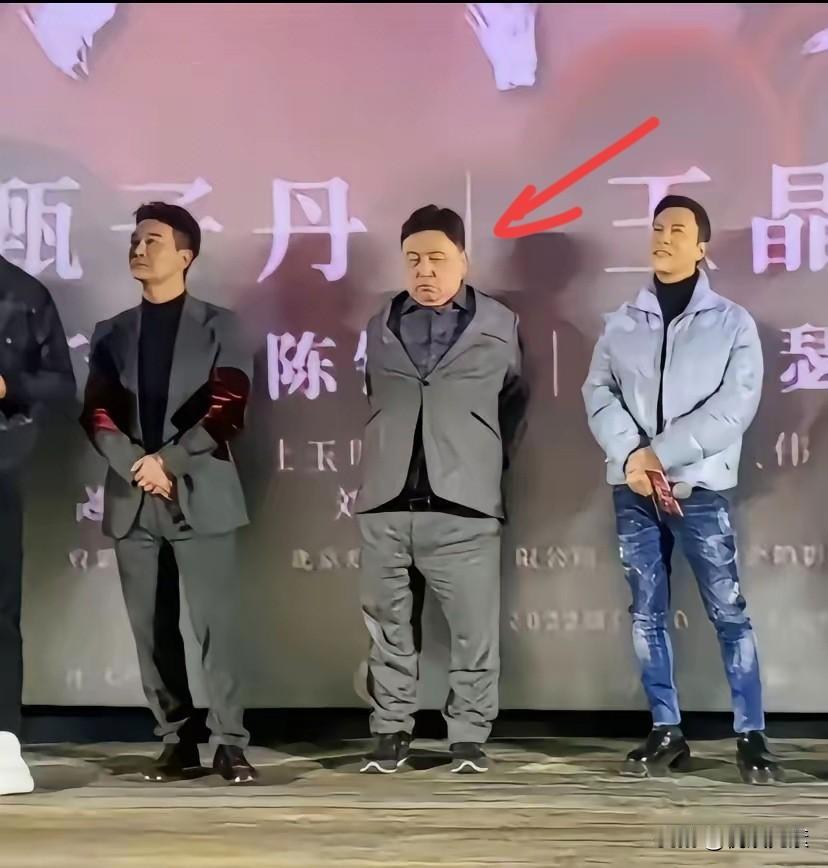 他是香港娱乐圈的泰斗，已经不需要靠形象吃饭了，也不在乎谁的看法。大家知道他