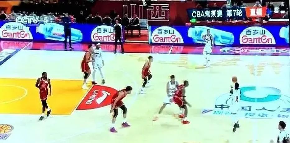 崴脚那一下，全队脸都白了。杜锋把战术板往地上一甩，裁判哨子还没停，他已经冲