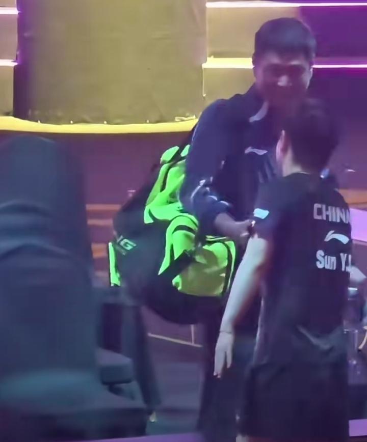 孙颖莎澳门世界杯夺冠后第一时间奔向邱贻可，这个瞬间真的太好哭了。聚光灯下人人都看