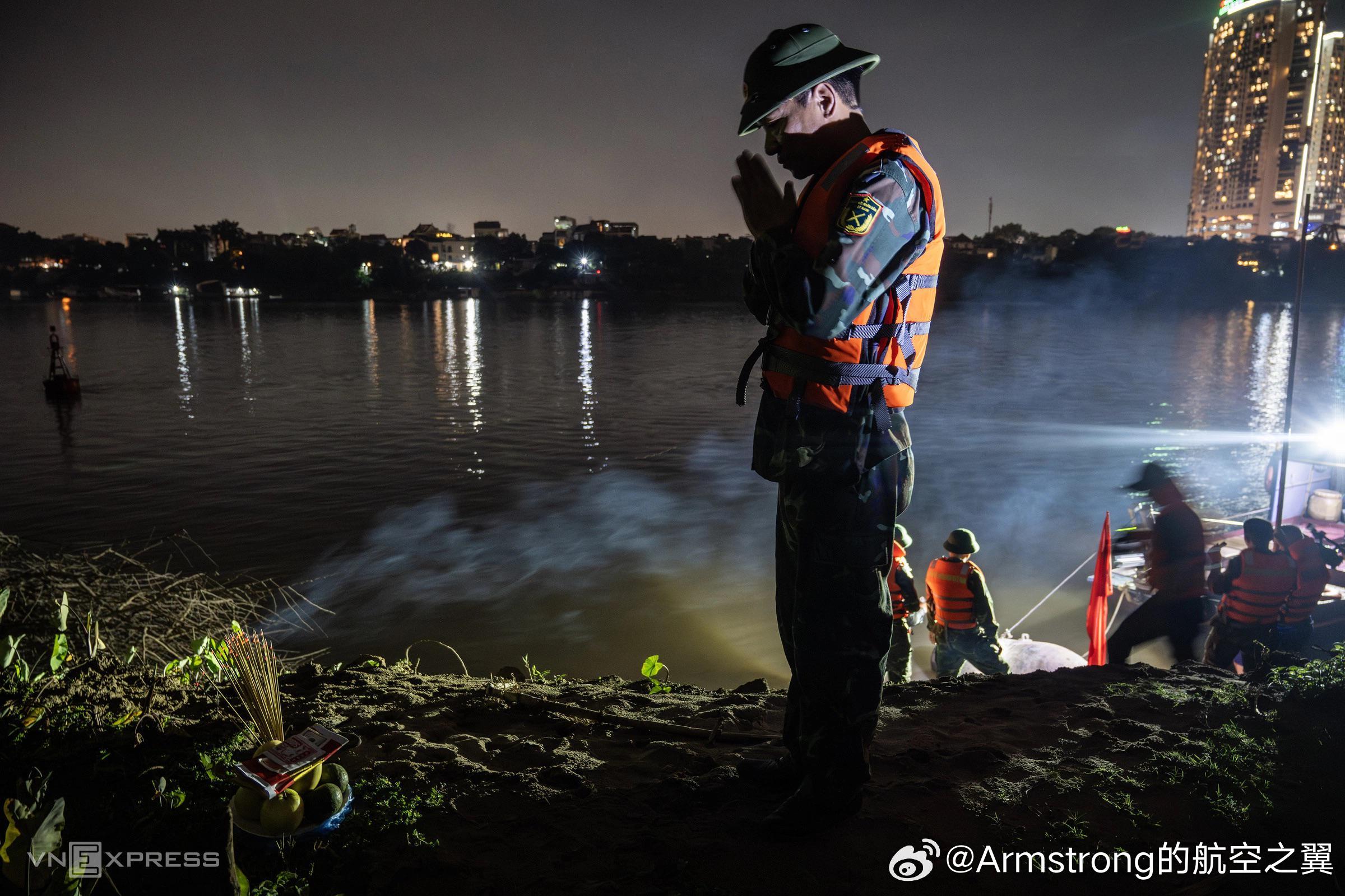 越南陆军工兵在河内龙边桥附近焚香，祈祷自己在处置两枚打捞出的未爆越战3000磅M