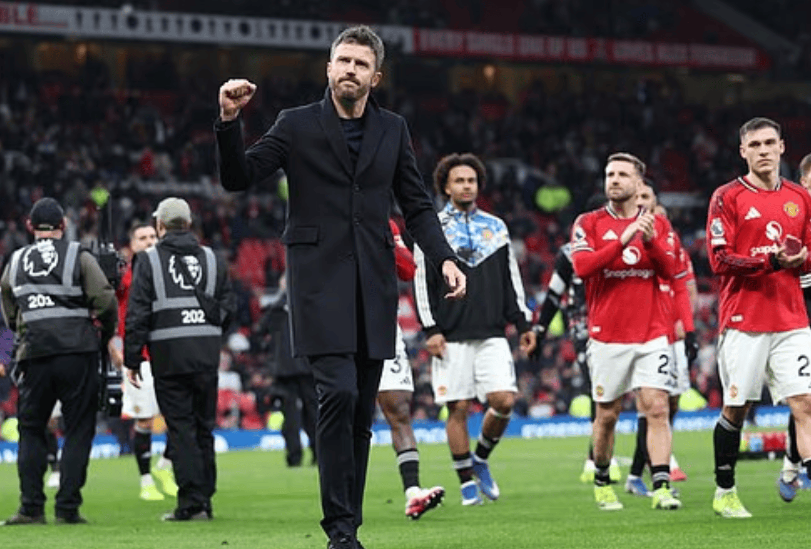 斯塔姆: 阿莫林固执用3后卫让曼联被猜透, 卡里克改变了体系