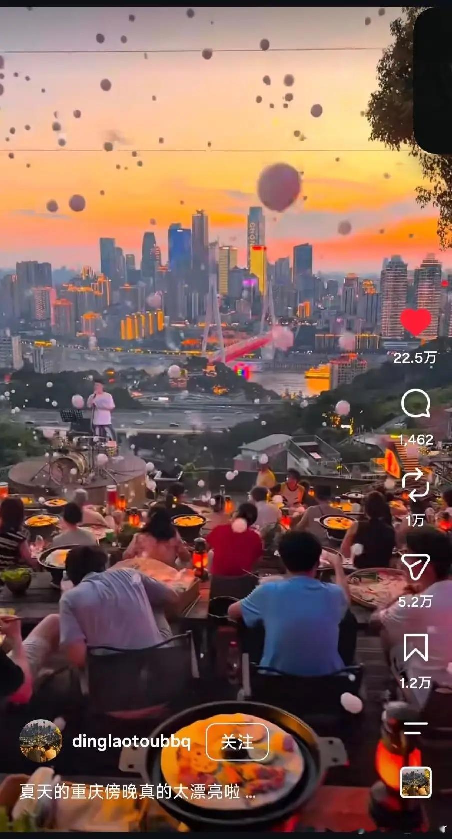 重庆在外网特别火，因为ins推特上重庆很火洪崖洞夜景很惊艳，老外玩儿社交媒体洋