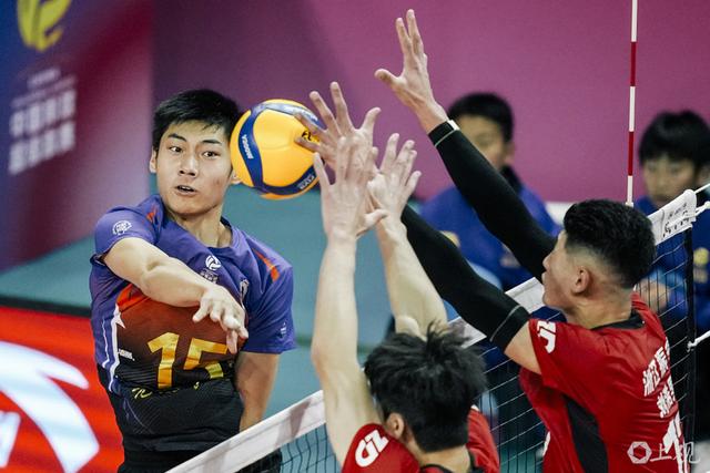 19岁“小孩哥”王泊涵接过金牌教头沈琼15号球衣, 中国男排主攻线新星诞生