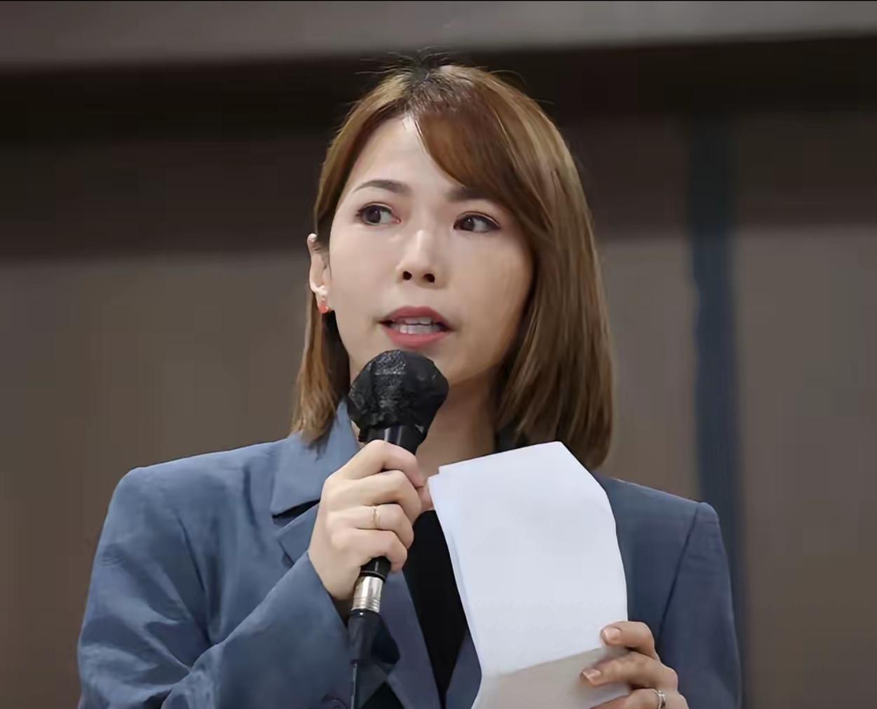 哈哈，“太阳从西边出来了”！台民意机构民众党党团主任，对大陆一向不友善的陈智菡，