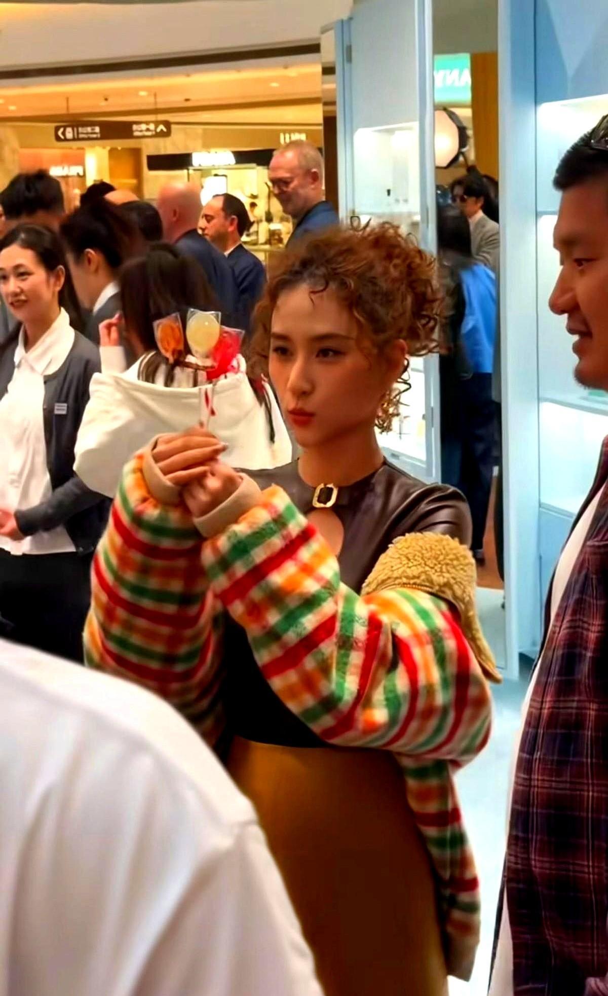 何超莲连开六场直播，王诗龄在卢浮宫画了幅画。一个忙着卖饭，一个悄悄进了皇家艺术