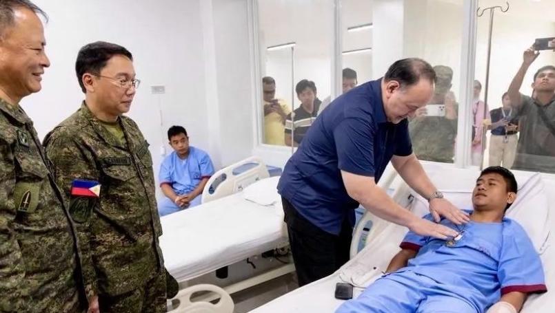 13名军人受伤，国防部长亲自跑去医院——菲律宾南部这记闷棍，敲得有点疼。