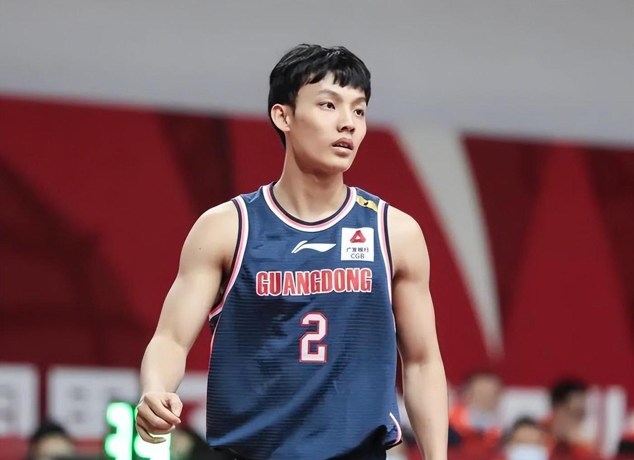 陈海涛表扬徐杰！在缺兵少将的情况下，广东男篮首节一度落后对手15分！眼看比赛有可