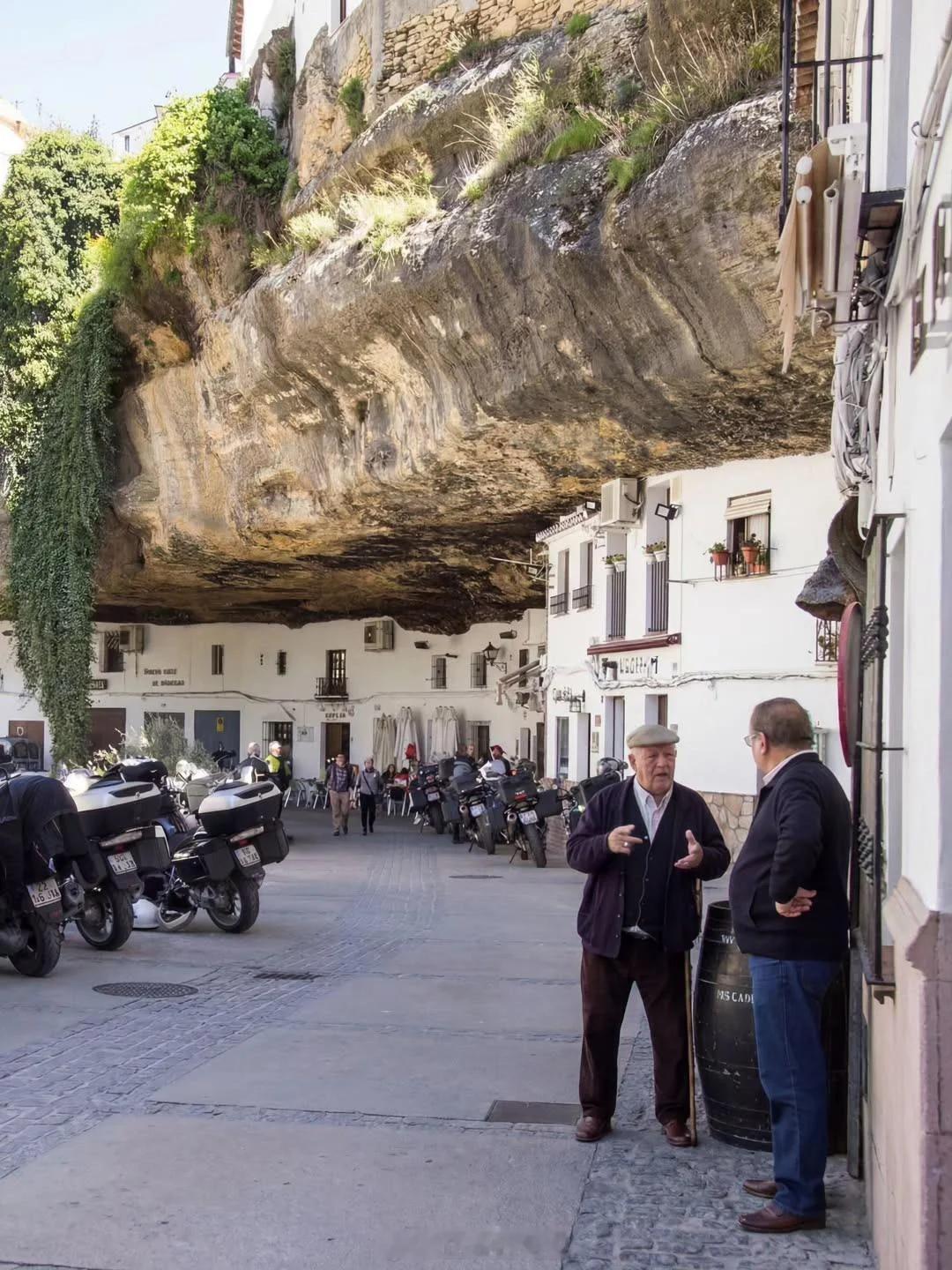 建在巨石下的西班牙小镇