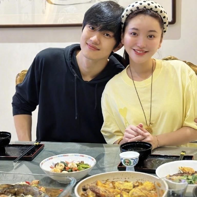 看了金沙官宣结婚的消息才发现她这个家庭太让人羡慕了以前上节目的时候就发现，4