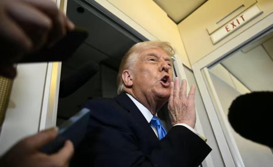 特朗普总算通透了，觉得与其把芯片放在仓库里吃亏，不如卖出去赚钱。于是，他同意英伟