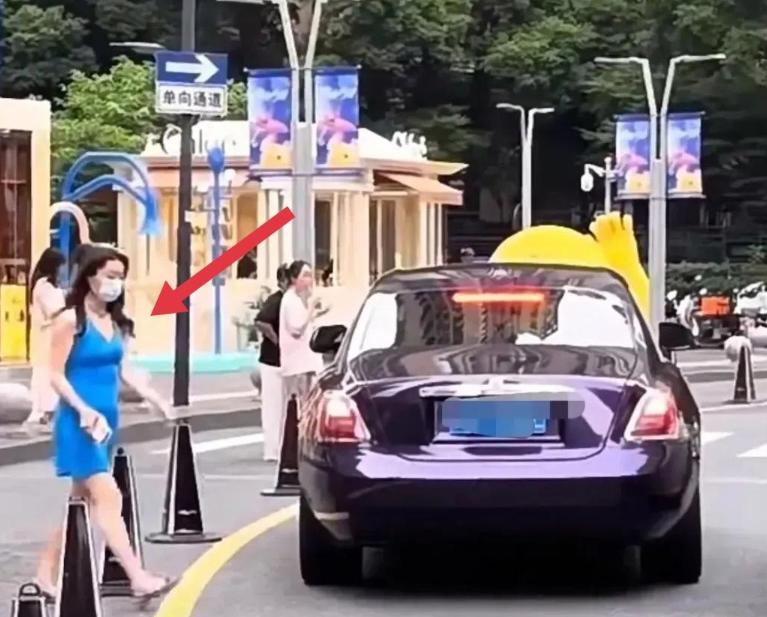 吵翻全网！7月2日宗馥莉独自现身杭州街头，蓝裙配拖鞋坐百万豪车，网友吵成两