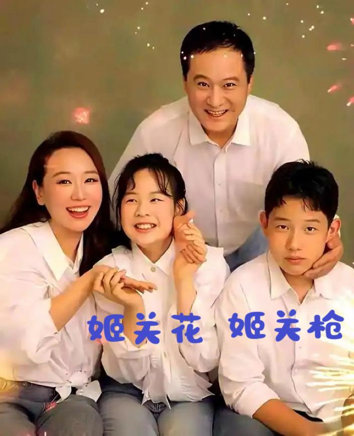 关凌儿子叫姬关枪，女儿叫姬关花。就因为自己姓关，丈夫姓姬，所以给孩子起了这么两
