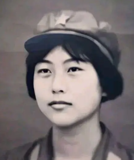 1982年女飞行员刘晓莲在驾驶飞机爬升至700米时，突然被一架歼击机撞击，伴随一