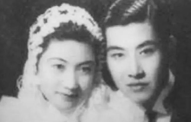 1935年，留学归来的戴望舒，当众打了相恋8年未婚妻一耳光。几月后，他满心欢喜娶