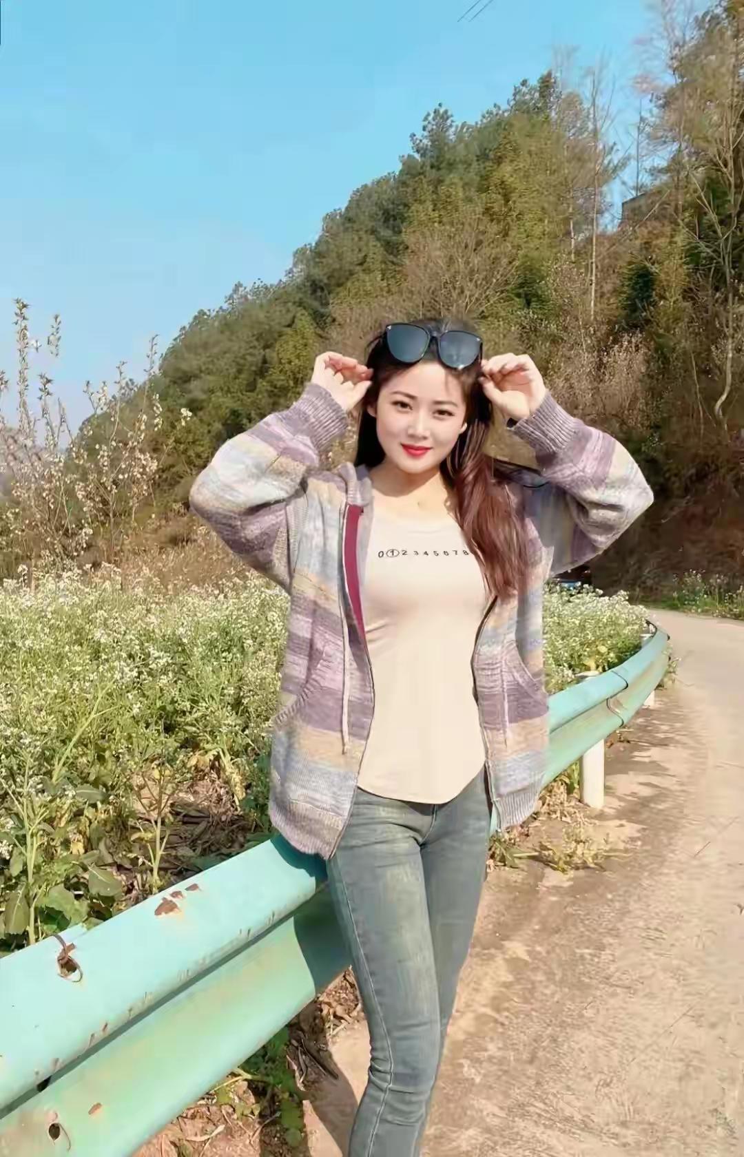 阳光明媚的一天，少女在乡间小路上微笑。