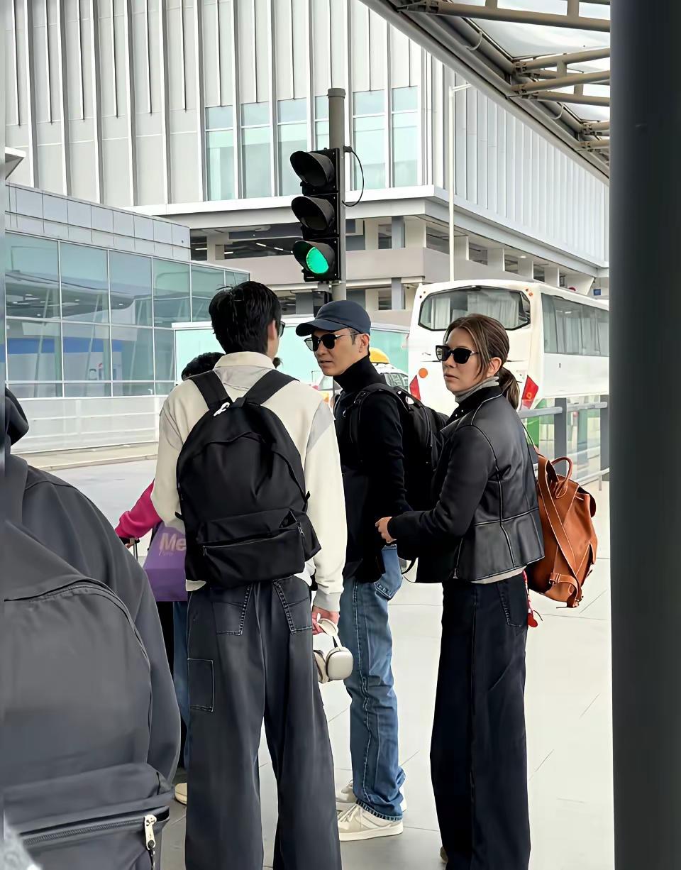 挺好没有脂粉气的男孩那一双眼睛和妈妈袁咏仪一模一样原来他就是张智霖的公子张幕