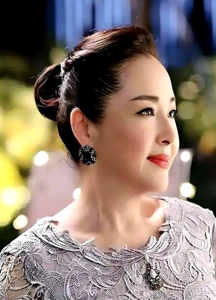 1984年，26岁的恬妞嫁给了印尼富豪，结婚当晚，她才知道老公已经有了一个妻子，