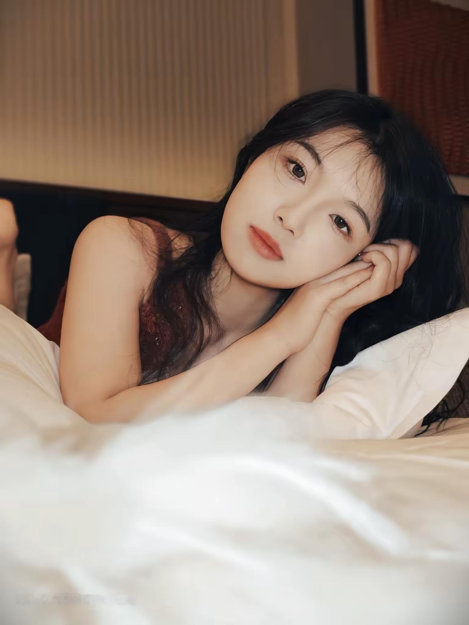 好柔和啊！是vivoS50Promini拍的，人物发丝、吊带的光泽都挺清楚