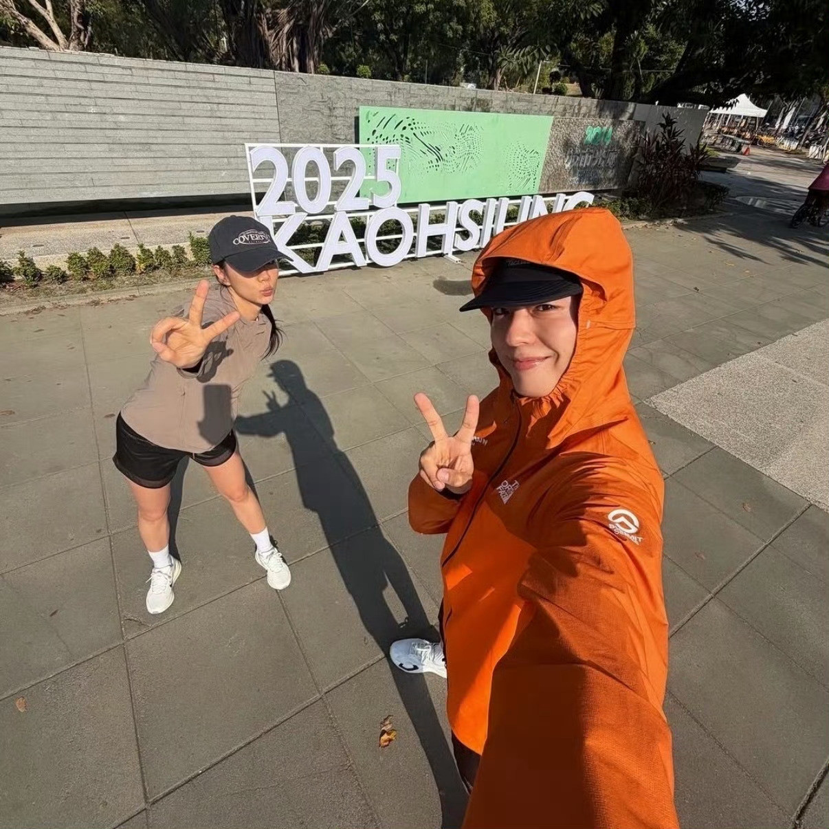 朴宝剑李惠利一起跑步朴宝剑李惠利一起跑步，这拍照的姿势好像尼克和朱迪啊🦊🐰！