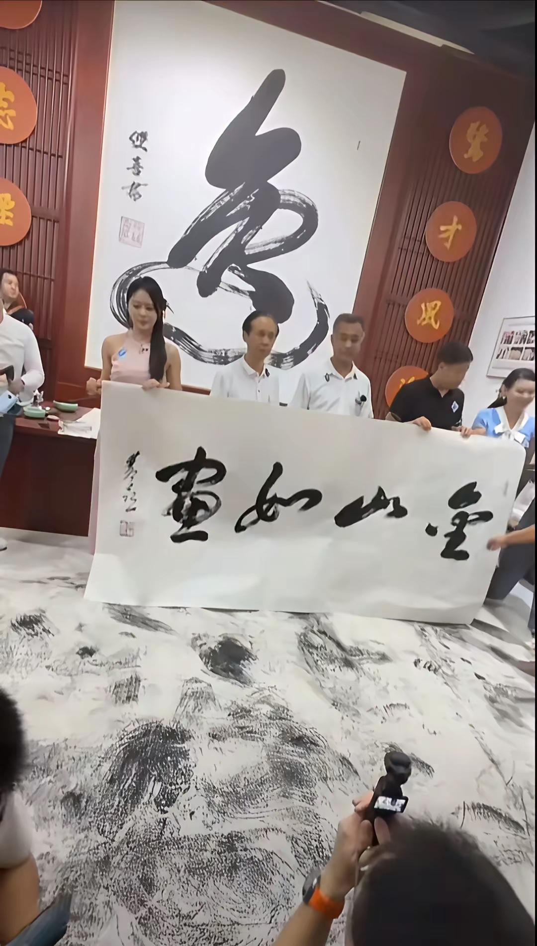 有人将流浪大师沈巍的字和著名书法家徐双喜的字做对比！从一个书法爱好者的眼光
