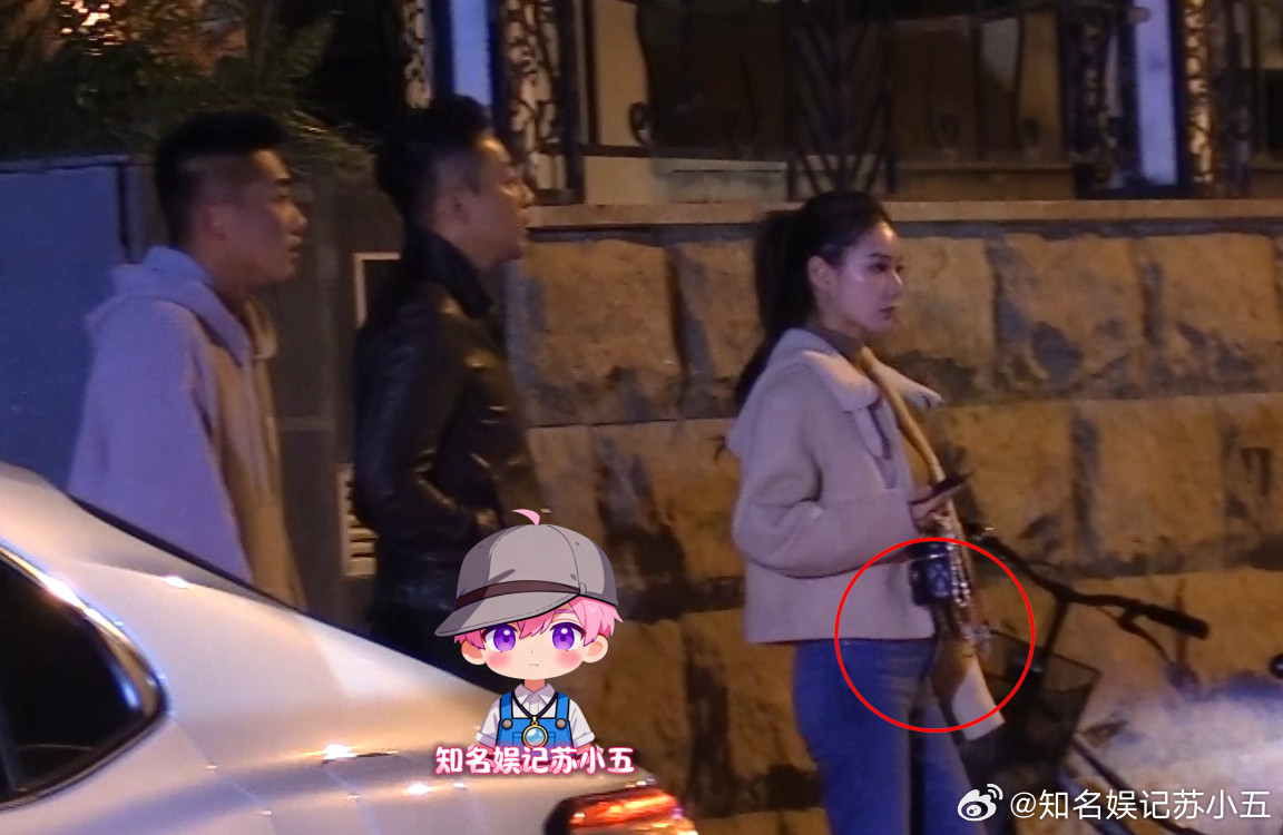 汪小菲这是又要当爸爸了吧，马筱梅陪他等车时，小腹隆起已经十分明显了，像是怀孕3到